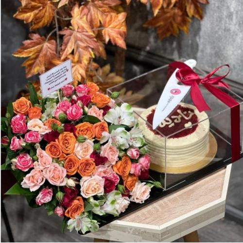 كيكة رد فلفت من حلويات منش منسقة داخل بوكس اكريلك...