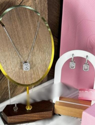 طقم بلون فضي سلسال مع حِلَق سواروفسكي