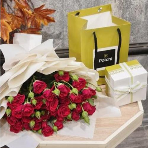 شوكولاتة باتشي مع بوكيه ورد بيبي روز أحمر