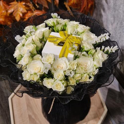 شوكولاتة باتشي وسط بوكيه ورد بتشكيلة منوعة من الور...