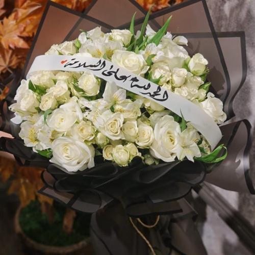 باقة ورد بتشكيلة من الورود البيضاء