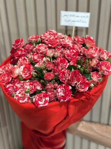 باقة ورود طبيعية بيبي روز مكس مغلفة ب شال ميكاسا ا...