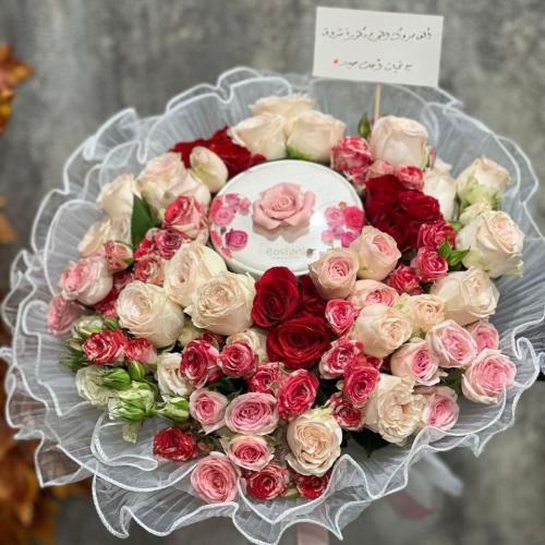 شوكولاتة بستاني منسقة داخل بوكيه ورد ورد مكس درجات