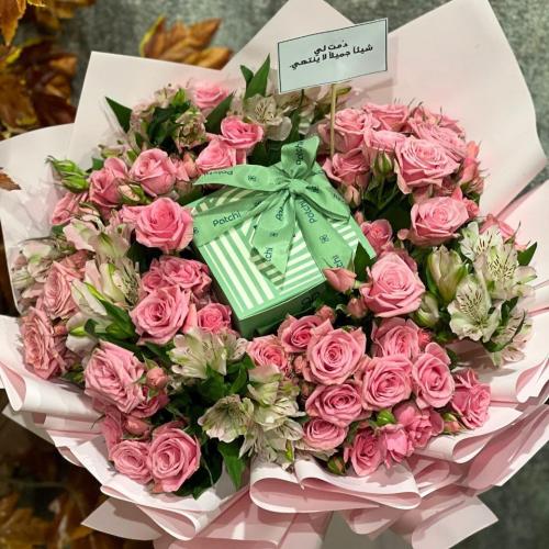 شوكولاتة باتشي وسط بوكيه ورد ميني روز وردي مع استو...