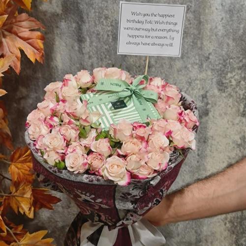 شوكولاتة باتشي وسط بوكيه ورد بيبي روز مغلف بتغليف...