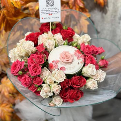 شوكولاتة بستاني الفاخرة منسقة وسط بوكيه ورد بورد ب...