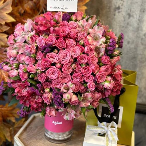 فازة ورد مع إمكانية كتابة عبارة او إسم عليها منسقة...