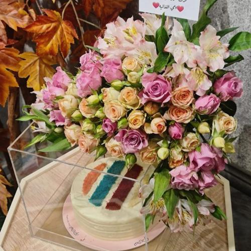 كيكة رينبو من حلويات منش منسقة داخل بوكس اكريلك بت...