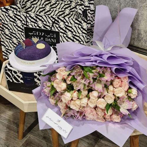 كيكة بلو فلفت من آني وداني مع بوكيه ورد طبيعي