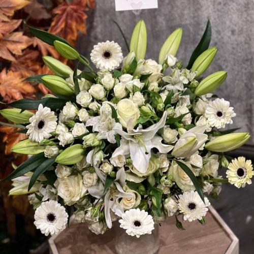 فازة ورد ميني روز أبيض مع جربيرا و ليليوم