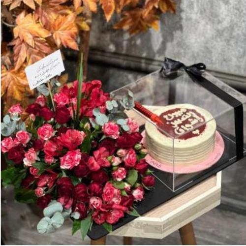 كيكة رد فلفت من حلويات منش منسقة داخل بوكس اكريلك...