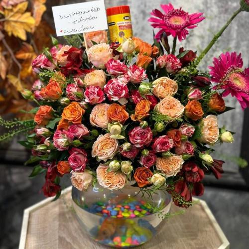 زوج من أسماك الزينة مع احجار الزينة في فازة دائرية...