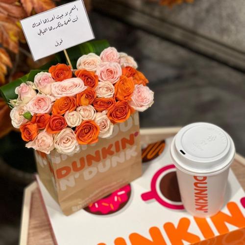 دونات متنوع عدد 6 مع كوب قهوة من دانكن (نوع القهوة...