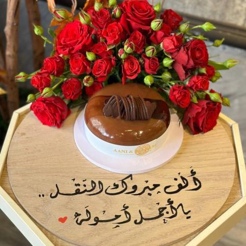 كيكة جالكسي من اني وداني منسقة بتشكيلة ورود حمراء