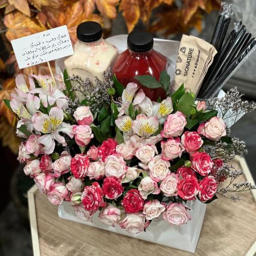 جالونين عصيرات متنوعة (نكهات اختيارية) منسقة داخل...