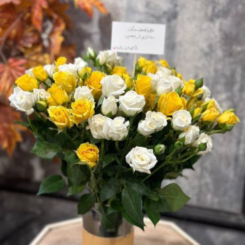 فازة ورد بيبي روز أصفر وأبيض بأغصانه مع كتابة عبار...