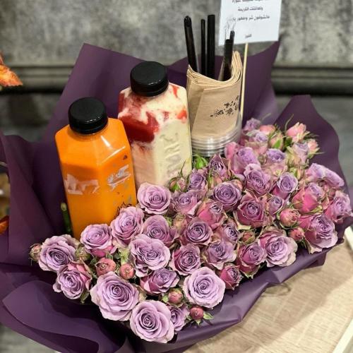 جالونين عصيرات متنوعة (نكهات اختيارية) منسقة داخل...