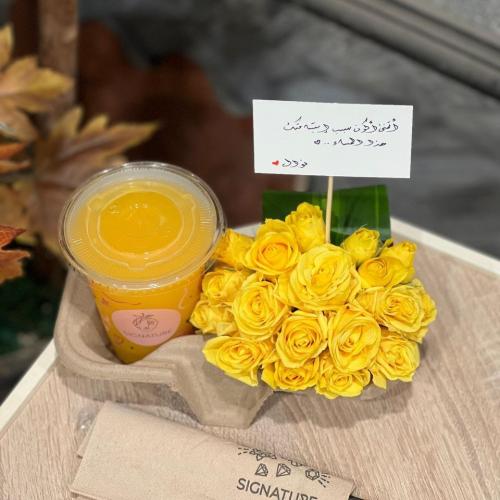 كوب عصير بتنسيق ورد ميني روز أصفر