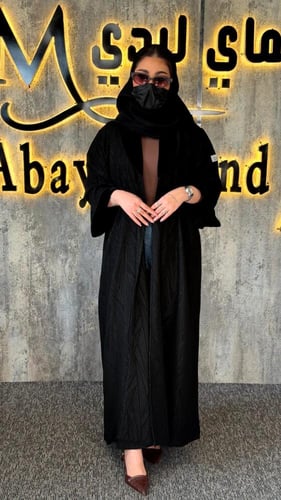 عباية القمر": طليّ بطلة "القمر" مع فخامة القطيفة