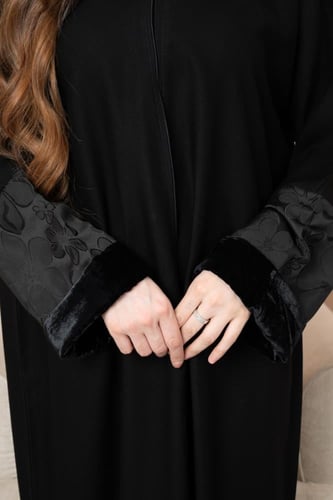 عباية سارة السوداء – فخامة وأناقة يومية