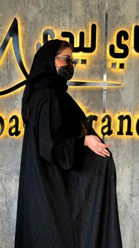 عباية القمر": طليّ بطلة "القمر" مع فخامة القطيفة