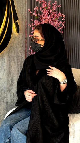 عباية القمر": طليّ بطلة "القمر" مع فخامة القطيفة