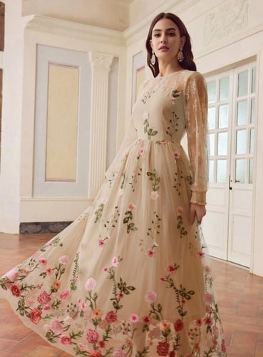 فستان طويل بأكمام طويلة وخصر مشدود