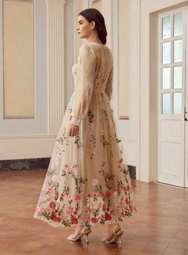 فستان طويل بأكمام طويلة وخصر مشدود