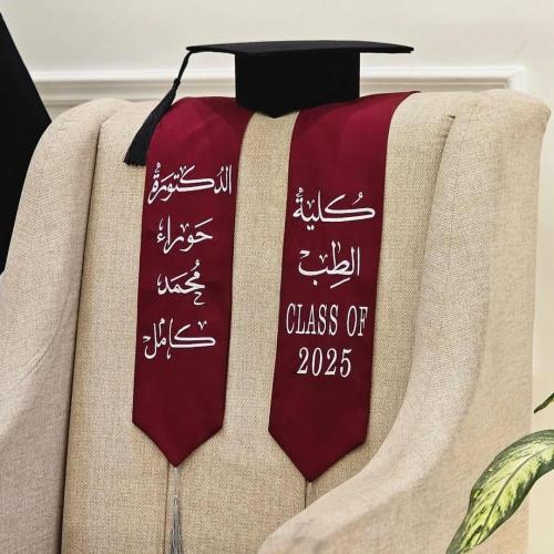 وشاح تخرج عنابي مع قبعة سوداء2025