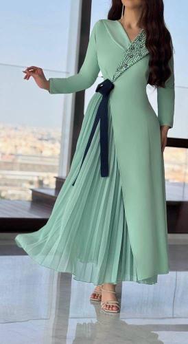 فستان أخضر فاتح بتصميم ملفوف وحزام كحلي لمظهر أنيق...
