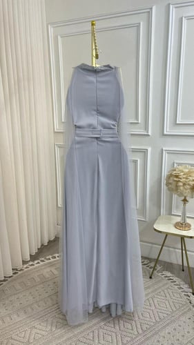 فستان سهرة للحوامل بتصميم ملكي