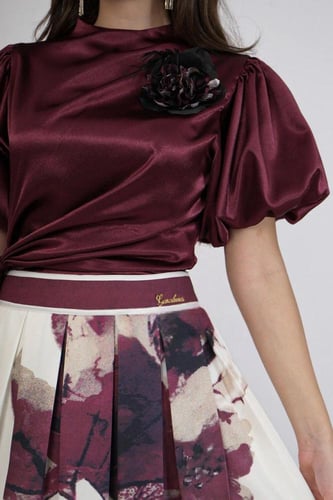 فستان حريري أنيق بتصميم عصري وأكمام منتفخة