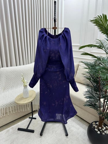 فستان سهره قصير بأكمام طويلة واسعة باللون البنفسجي...