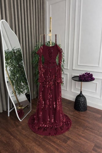 فستان سهرة خمري بصدر باربي و كلوش كلفة مطرزة