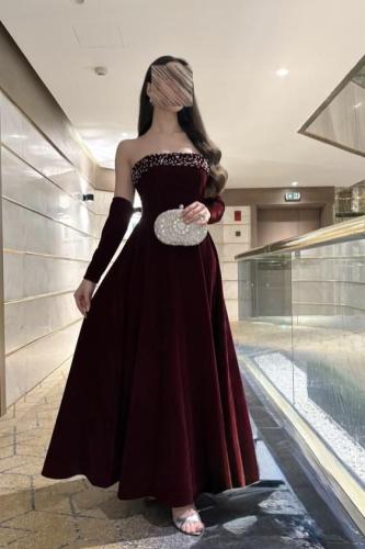 فستان مخمل أسود فاخر بتطريز يدوي