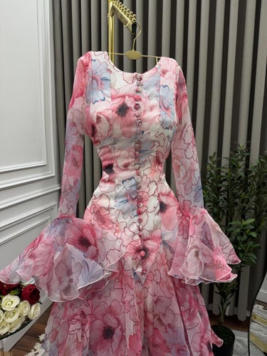 فستان أورجانزا بطبعات الورود وأكمام كشكش