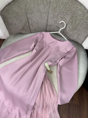 فستان سهرة وردي أنيق بقصة جانبية فاخرة