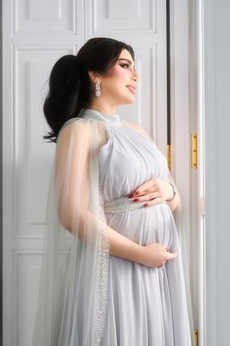 فستان سهرة للحوامل بتصميم ملكي