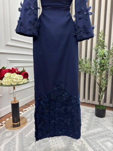 فستان كحلي طويل أنيق بأكمام واسعة