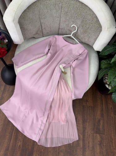 فستان سهرة وردي أنيق بقصة جانبية فاخرة