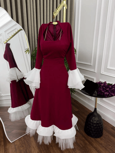 فستان سهرة عنابي راقٍ بتصميم عصري ولمسات فاخرة