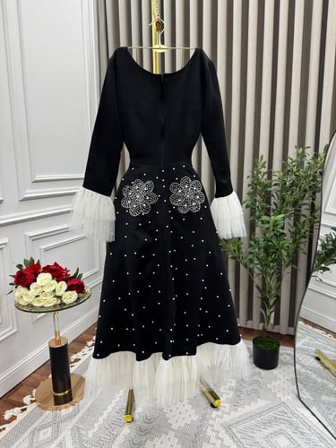 فستان ميد أسود أنيق بأطراف تل منفوش