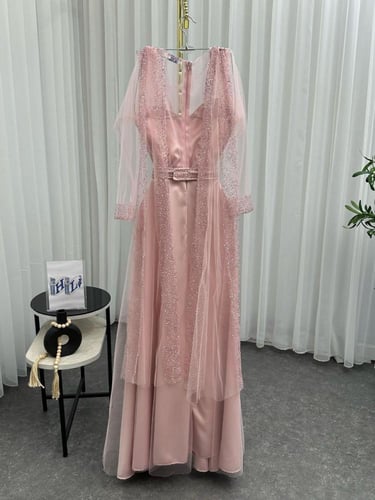 فستان سهرة وردي للحوامل تفته مع تل- فساتين حوامل