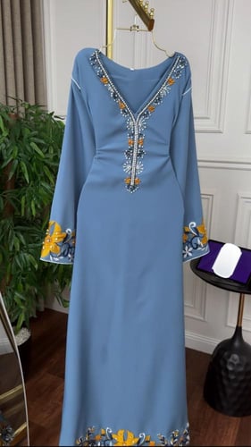 جلابية فاخرة بتطريز تراثي باللونالسماوي لإطلالة را...