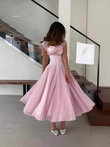 فستان ميدي أبيض ولون وردي للتخرج