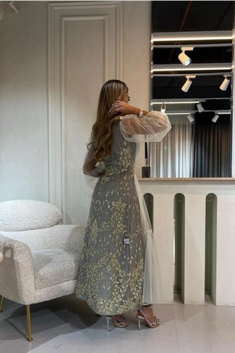 فستان تول أبيض مطرز بتصميم راقي للمناسبات والسهرات