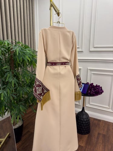 جلابية فاخرة بتطريز تراثي باللون البيج لإطلالة راق...