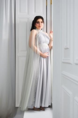 فستان سهرة للحوامل بتصميم ملكي