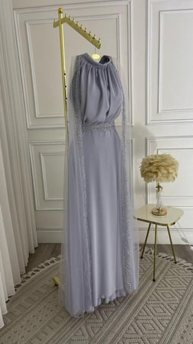 فستان سهرة للحوامل بتصميم ملكي