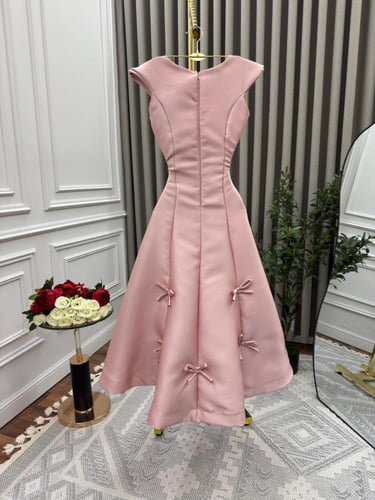 فستان وردي أنيق مع فيونكات راقية